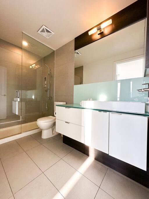 Elegant Suites - City Views, Lake View, Free Parking Toronto Bagian luar foto