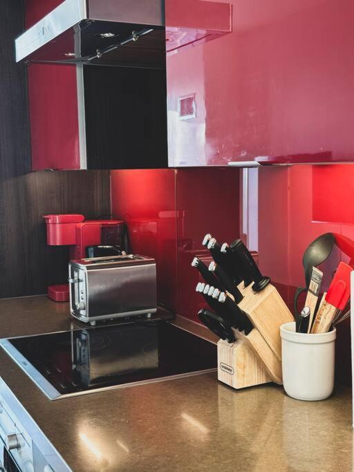 Elegant Suites - City Views, Lake View, Free Parking Toronto Bagian luar foto