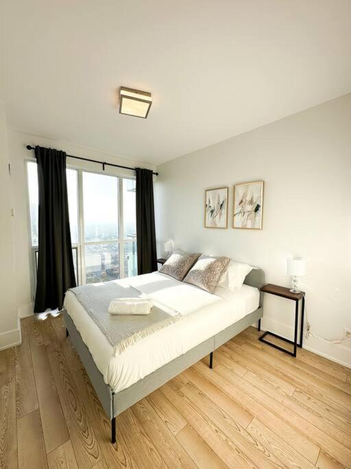 Elegant Suites - City Views, Lake View, Free Parking Toronto Bagian luar foto