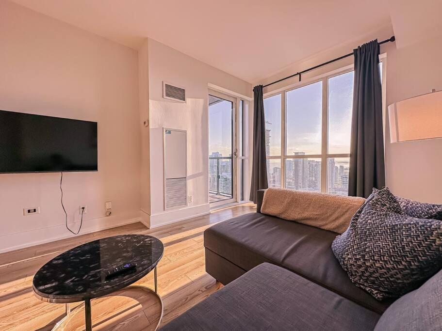 Elegant Suites - City Views, Lake View, Free Parking Toronto Bagian luar foto