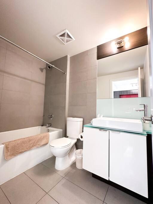 Elegant Suites - City Views, Lake View, Free Parking Toronto Bagian luar foto