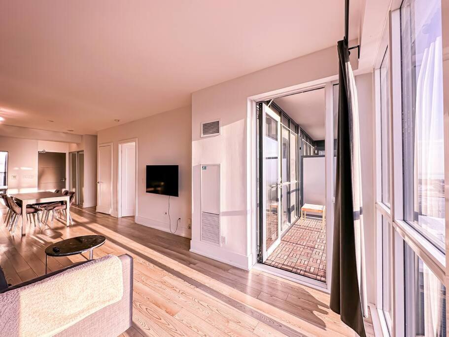 Elegant Suites - City Views, Lake View, Free Parking Toronto Bagian luar foto