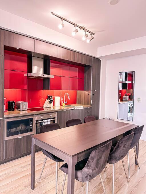 Elegant Suites - City Views, Lake View, Free Parking Toronto Bagian luar foto
